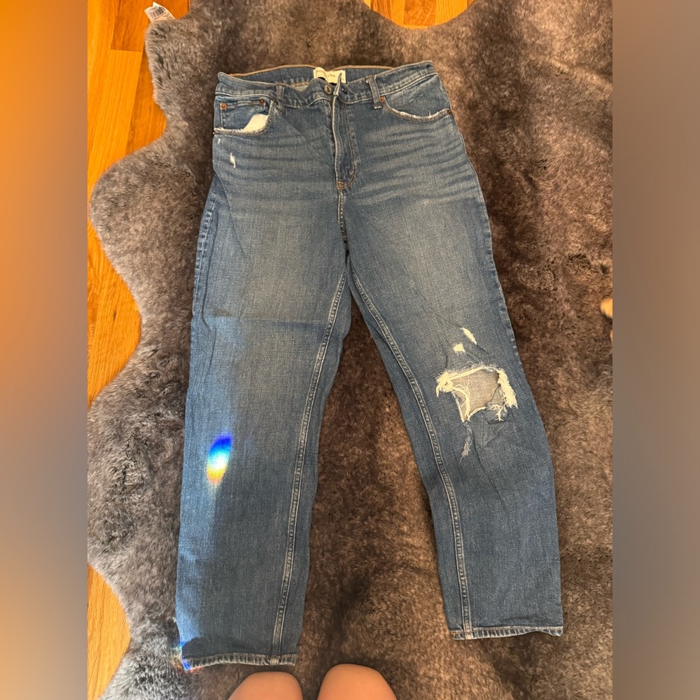 Abercrombie Mom Jeans. Size 28. Medium wash. Distressed.